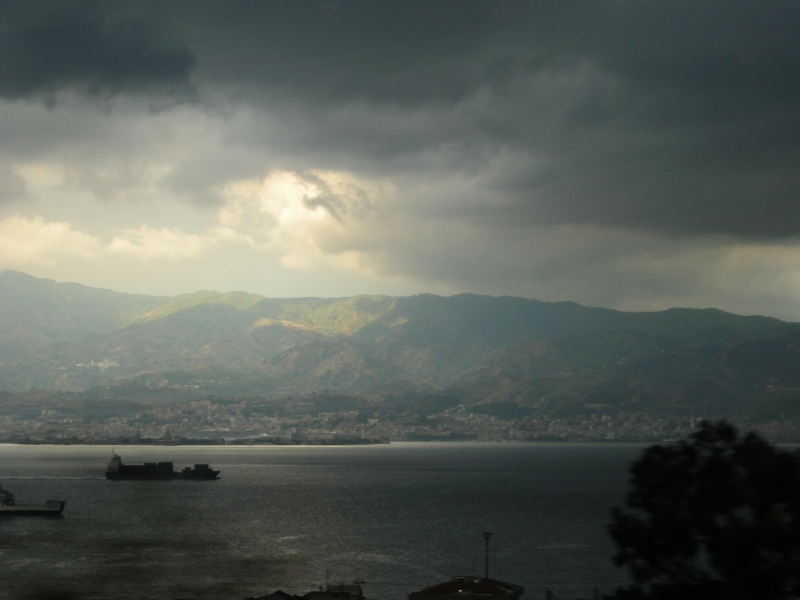 Stretto di Messina con "buriana" in atto