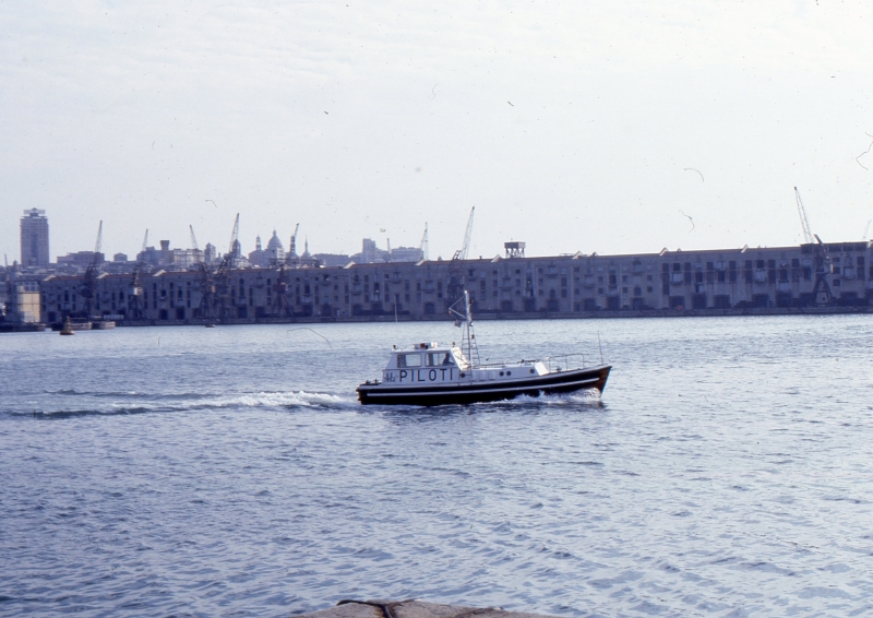 PEGASO   Pilotina Porto di Genova  Immatr. GE 7852