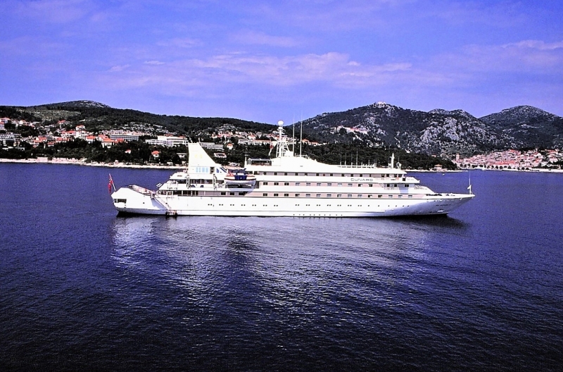 Panorama costa CROATA con nave da crociera alla fonda