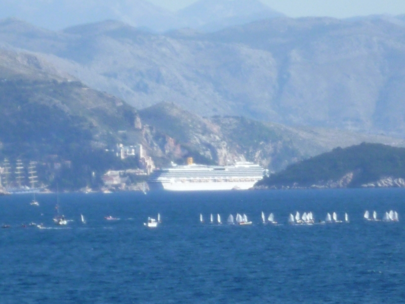 nave della Costa all'ancora tra Dubrovnik e l'isola di Lokrum