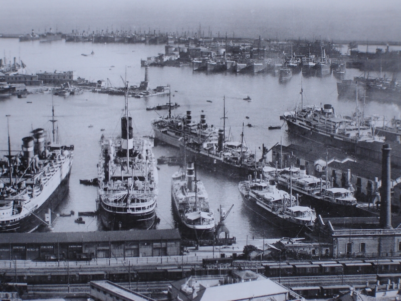 Navi nel porto di Genova.