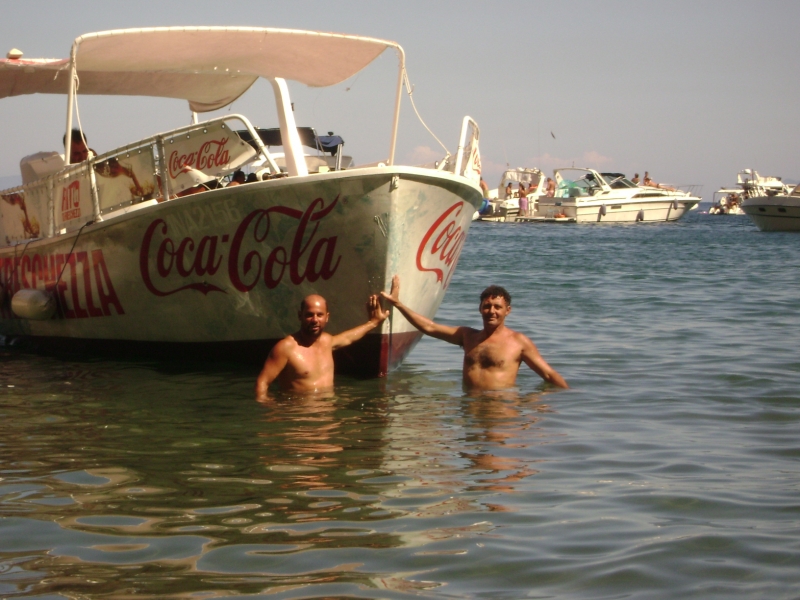 attenti a quei due  cn una sola mano sn riusciti a fermare la barca della cocacola