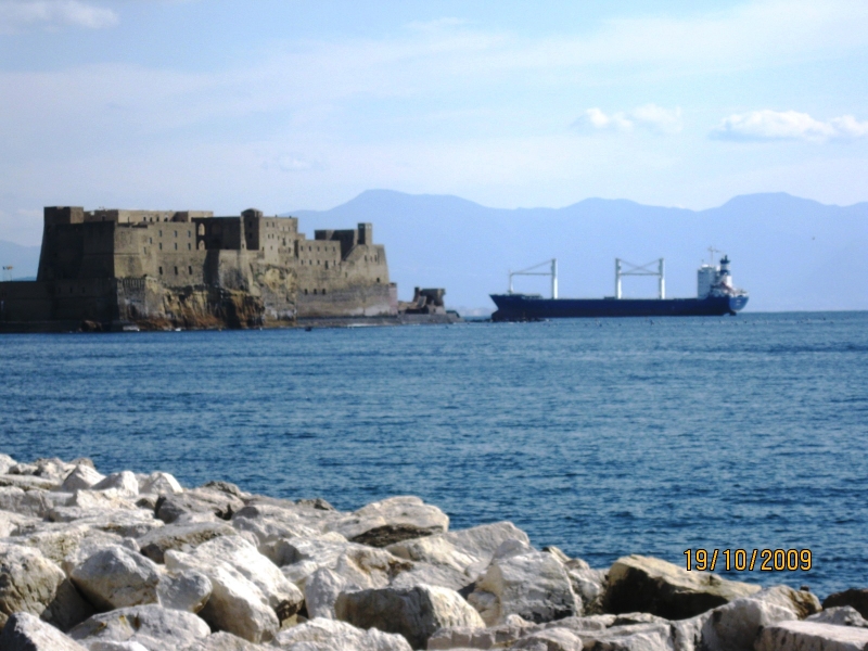 Sconosciuta e Castel dell'Ovo