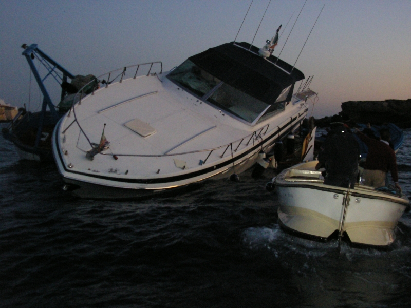 assurda collisione tra yatch e peschereccio