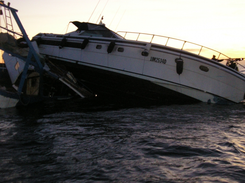 assurda collisione tra yatch e peschereccio