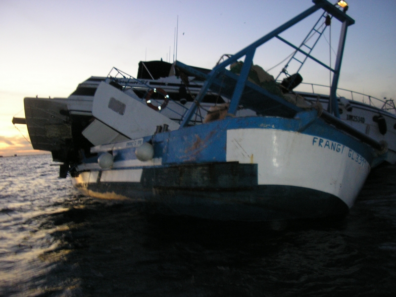 assurda collisione tra yatch e peschereccio