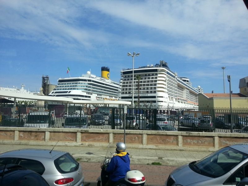 porto di palermo con navi da crociera