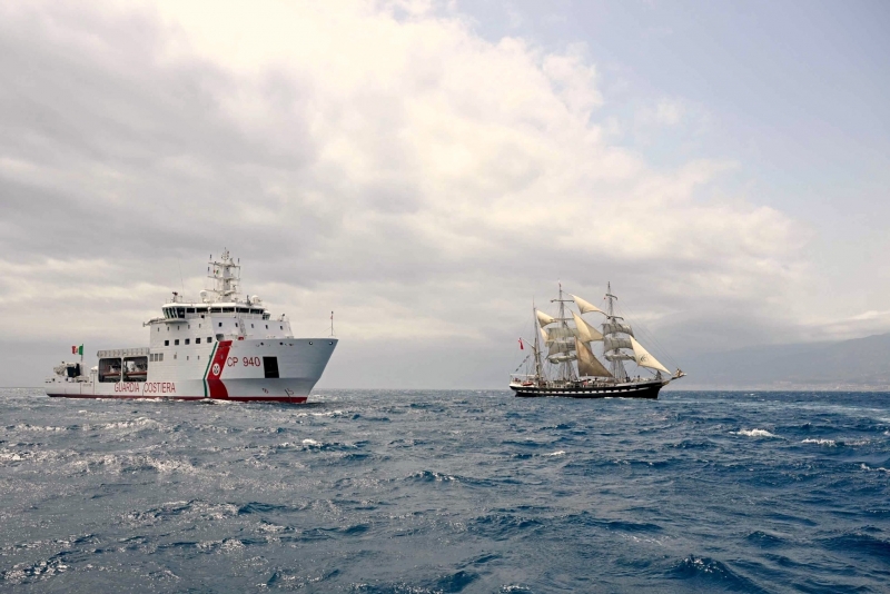 Il Belem accompagnato nello Stretto di Messina dalla Guardia Costiera